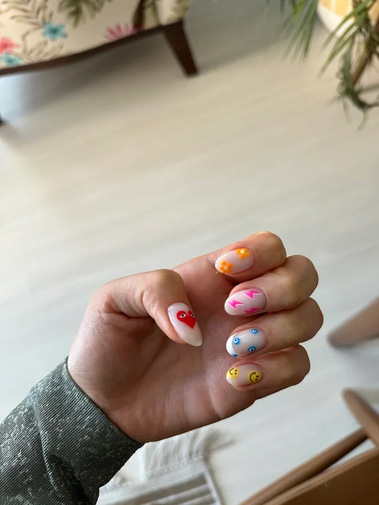 Tuğçe Apak Nail Center İpek kirpik Protez Tırnak Nailart Manikür Pedikür Kalıcı Oje
