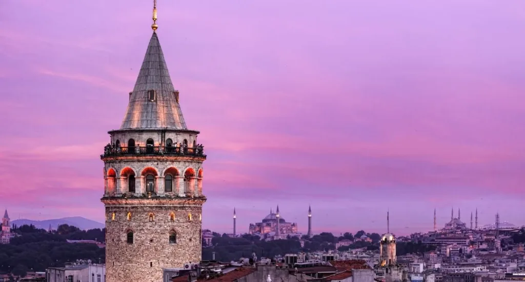 En İyi Beyoğlu Gezilecek Yerler - 03 - Puan.com